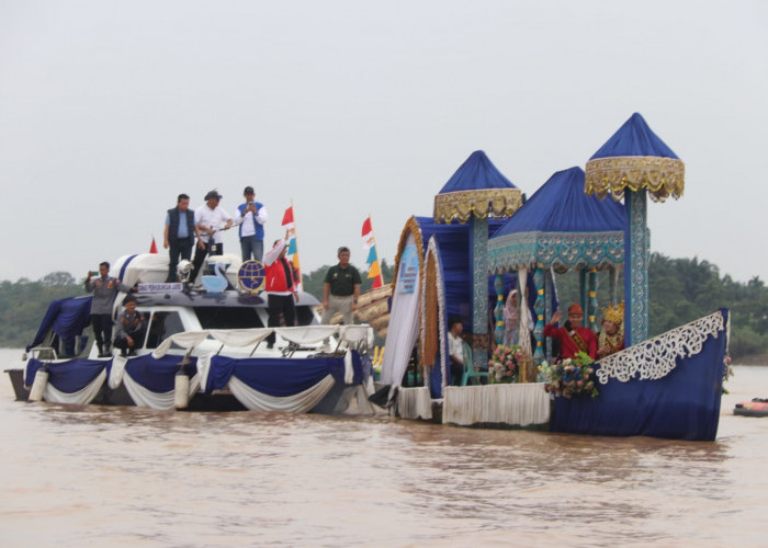 Gubernur Al Haris Lepas Parade Kapal Hias di Sungai Batanghari, Kemeriahan Festival Batanghari 2024
