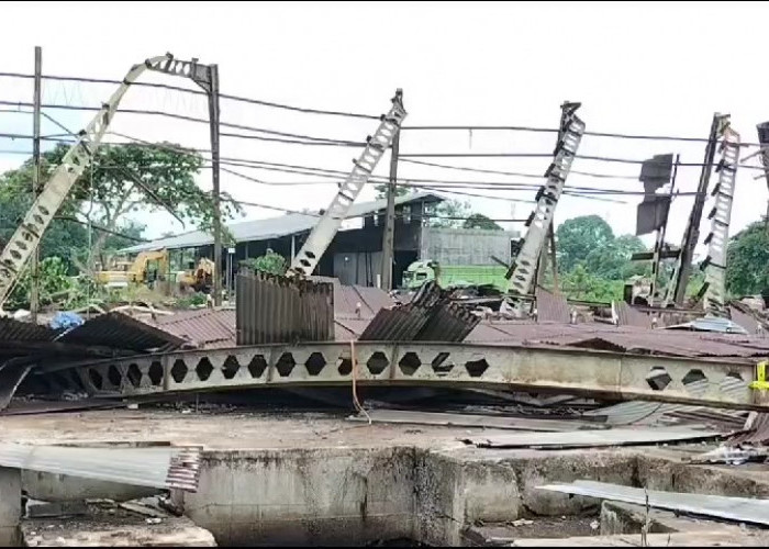 Seorang Pekerja Tewas Tertimpa Tiang Penyangga Bangunan Dalam Pembongkaran Bangunan Eks PT Nansari