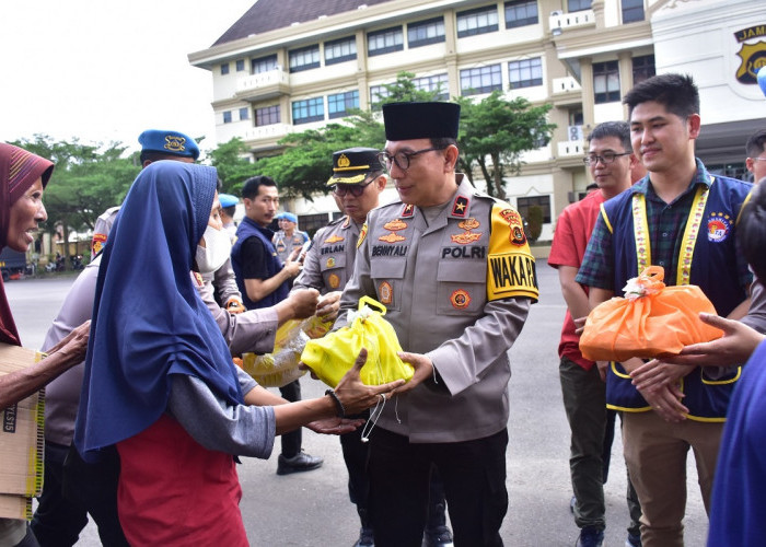 Polda Jambi Berbagi Berkah Ramadhan: Ratusan Paket Takjil serta Sembako Diserahkan ke Pengendara dan warga