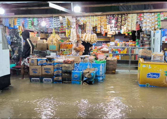 Warung Terendam Banjir, Sejumlah Pedagang di Kota Jambi Merugi