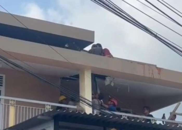 Perbaiki Atap Ruko, Warga Muara Bulian Tersengat Listrik