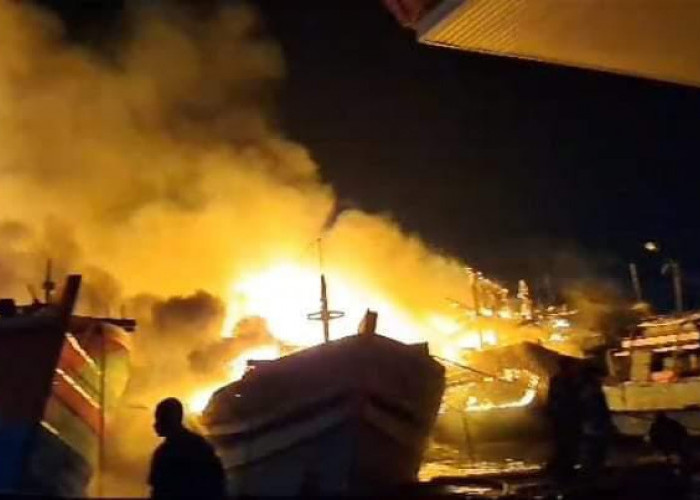 52 Kapal Terbakar di Pelabuhan Jongor Tegal, Api Berawal dari Kapal Milik Hj. Jarroh KM Kurnia Jaya