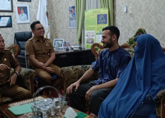 Menikah Dan Punya Anak Dengan Warga Sarolangun, Warga Palestina Datangi Kantor Disdukcapil