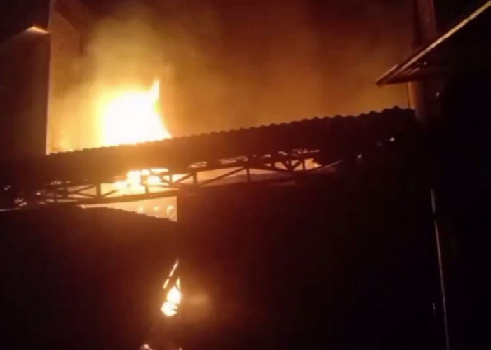 Toko Perabot Di Pasar Bawah Bangko Terbakar, Pemilik Histeris Dan Nyaris Pingsan