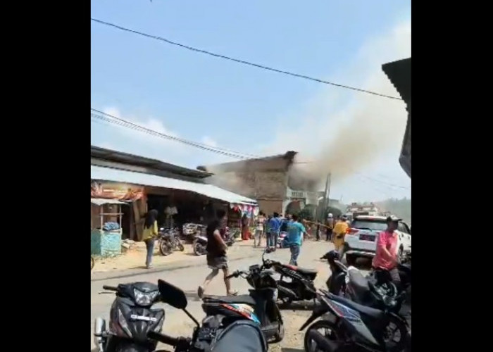 1 Unit Ruko di Jujuhan Terbakar, Petugas Damkar Terpaksa Dobrak Pintu