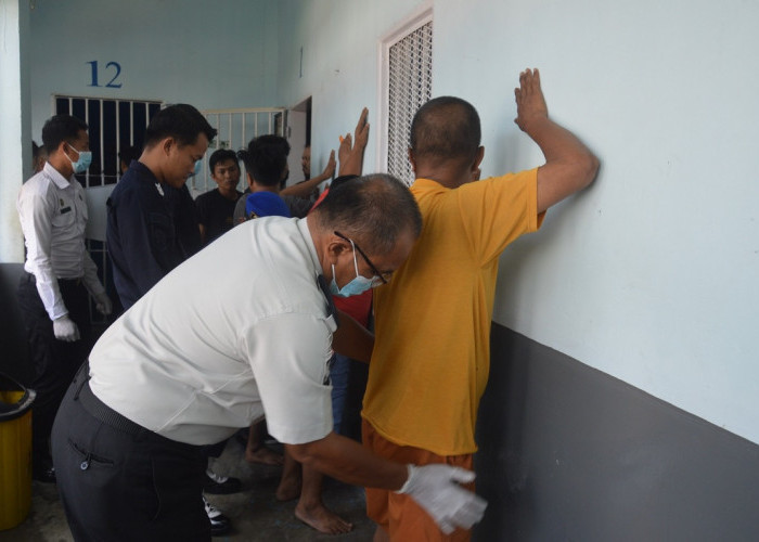Lapas Narkotika Muara Sabak Gencarkan Razia, Sejumlah Barang Berpotensi Ganggu Keamanan Disita