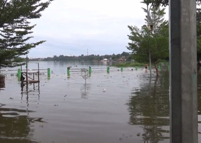 Kawasan Wisata Danau Sipin Mulai Terendam Banjir