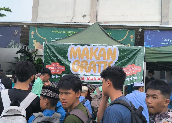 Jumat Berkah: Tim Makan Gratis Bagikan Hidangan di Masjid Ar Raudhah