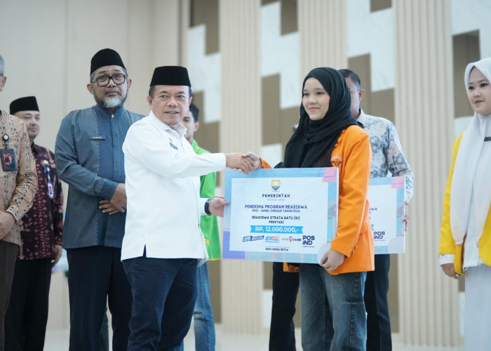 Gubernur Al Haris Salurkan Beasiswa Pro Jambi Cerdas Rp6 Miliar untuk 500 Mahasiswa