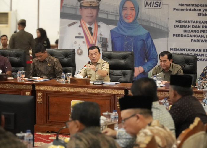 Pimpinan rapat evaluasi pembangunan jalan khusus batubara. Al Haris Minta Semua Pihak Satu Komitmen