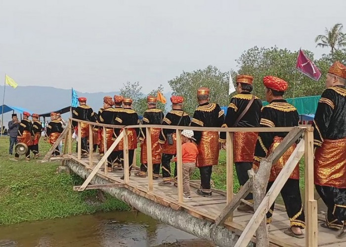 Tradisi Kerinci Kenduri Sudah Tuai, Ninik Mamak Diarak Dari Rumah Gedang ke Pantai Indah Ratu Segindo Kuning