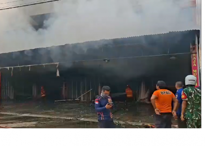 Toko Baju Raja Murah di Sengeti Terbakar Hebat, Warga Panik