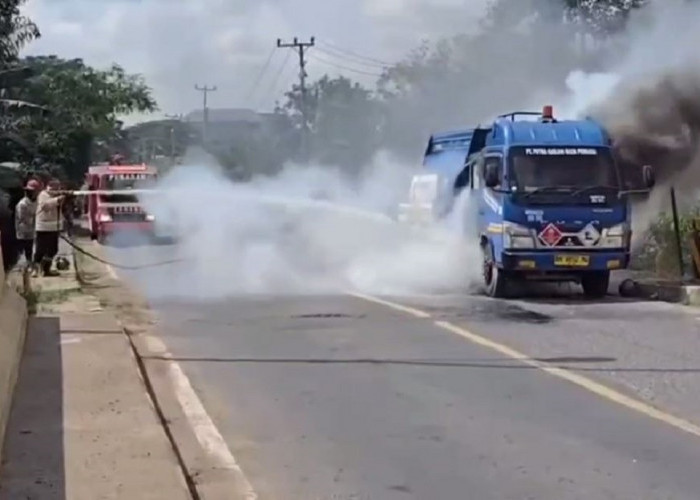 Mobil Tangki BBM Terbakar di Jembatan Batanghari II