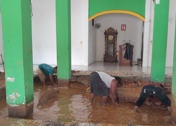 Heboh Dalam Masjid Berada di Kawasan  Perbukitan ditemukan Genangan Air.