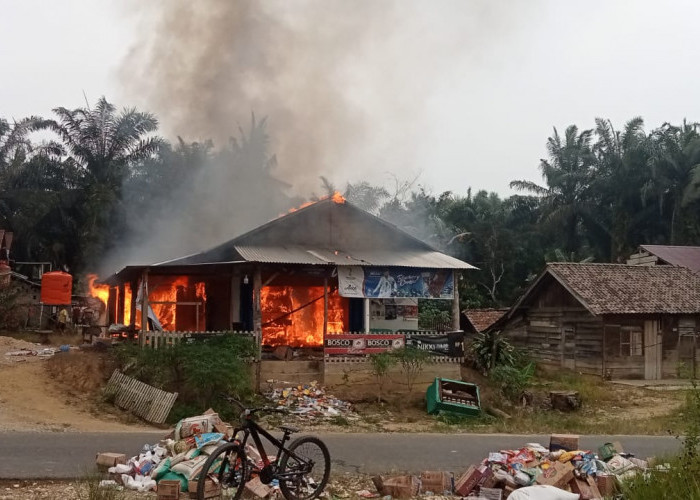 Satu Rumah Sekaligus Warung Ludes Dilalap Si Jago Merah 