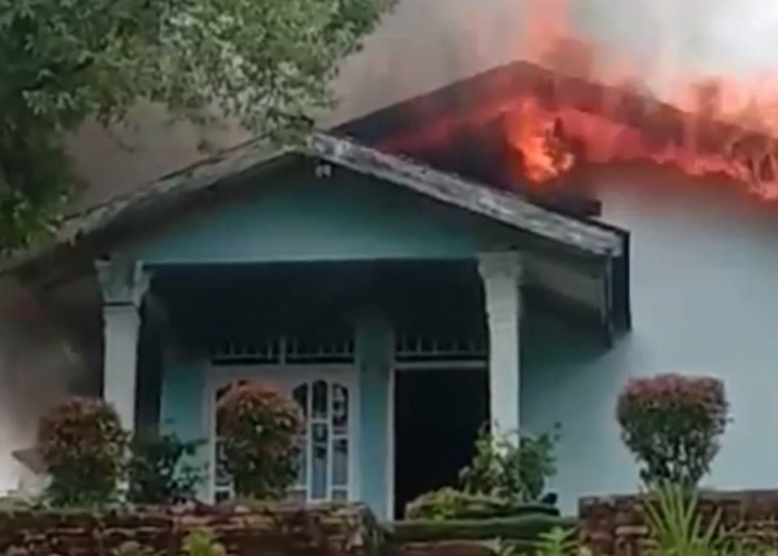 1 Unit Rumah dan Motor di Kabupaten Bungo Ludes Terbakar Akibat Korsleting Listrik
