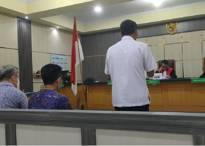 Terdakwa Korupsi Sucolite PDAM Tirta Mayang Menangis Saat Bacakan Pledoi