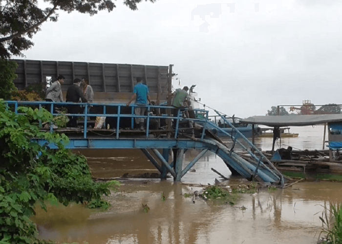 Intek PDAM Tirta Muaro Jambi Ditabrak Kapal Batubara Hingga Roboh, Pasokan Air Bersih di 3 Kecamatan Terhenti
