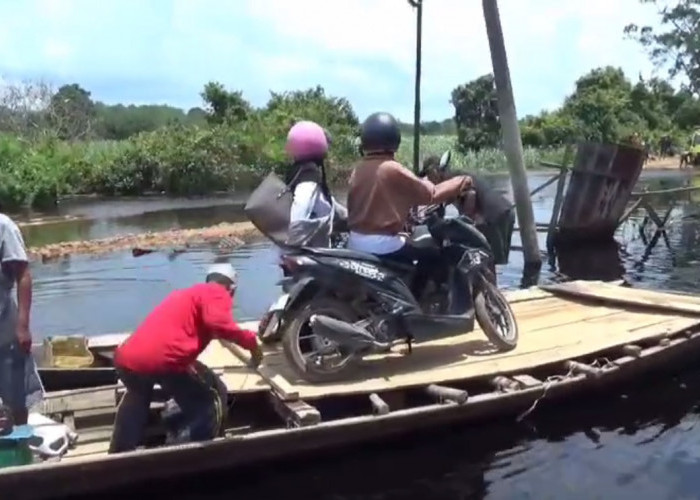 Jalan Masih Terendam Banjir dan Berlumpur, Pengendara Terpaksa Sewa Perahu 