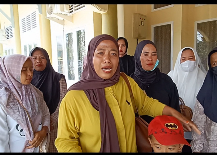 Menangis Haru, Mak Mak Ngadu Ke DPRD Sarolangun Minta Tutup Pabrik Sawit PT.SMM