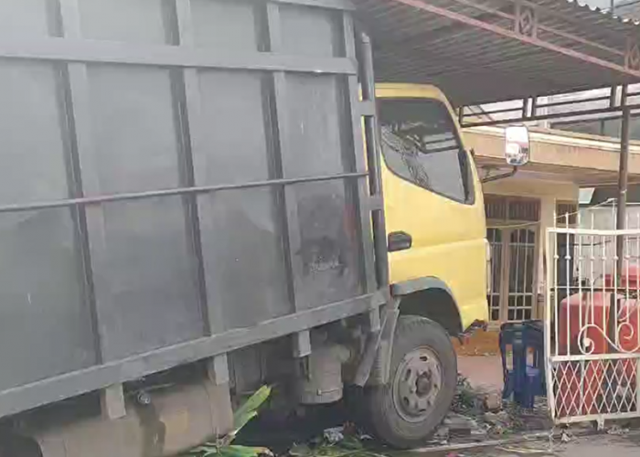 Truk Batubara Tabrak Rumah dan Warung di Kebon Kopi Jambi