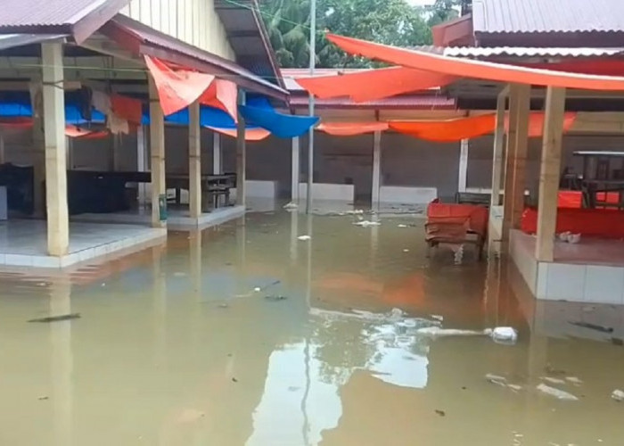 Banjir Rendam Pasar Bungur, Sejumlah Pedagang Terpaksa Pindahkan Lapak Jualan
