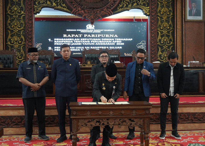 Gubernur Al Haris Hadiri Paripurna DPRD, Tandatangani Nota Kesepakatan Perubahan APBD 2026