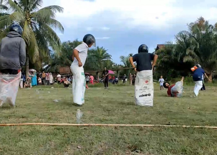 Warga Bajubang Laut Meriahkan Lebaran Dengan Berbagai Lomba, Emak-Emak Tanding Futsal Pakai Kain Sarung