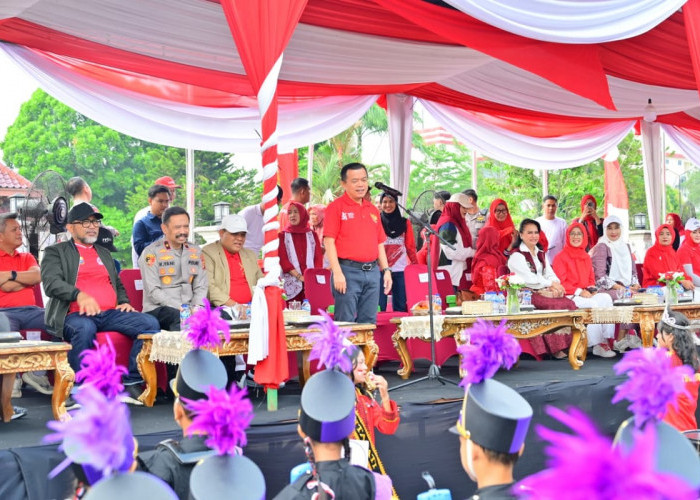 Wakapolda Jambi Saksikan Pawai Pembangunan dan Karnaval Kemerdekaan RI ke-81