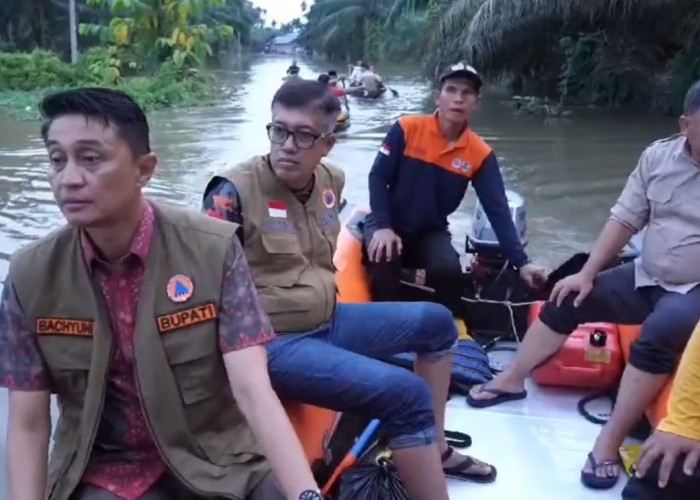 Pj Bupati Bachyuni Bersama Istri Tinjau Lansung Banjir di Pematang Jering