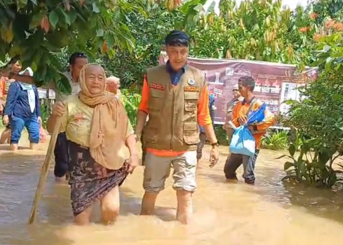 Pj Bupati  Bachyuni Tinjau Titik Banjir dan Salurkan Bantuan Kepada Korban