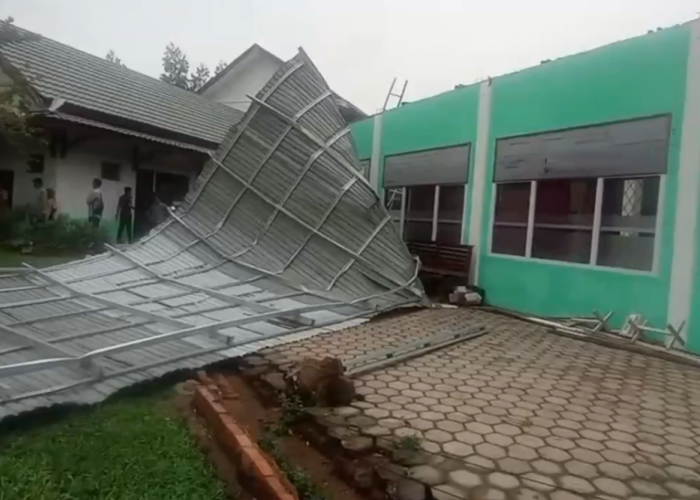 Angin Puting Beliung Terjang Muara Bulian, Rumah Warga Dan Atap Gedung Kampus Rusak