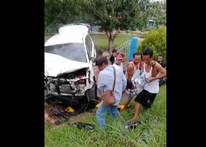 Kecelakaan di Sekernan 4 Orang Luka Parah, Minibus Tabrak Truk Batubara yang Sedang Parkir