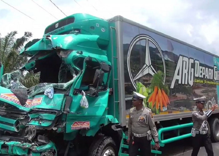 Bus Handoyo Adu Kambing Dengan Truk Fuso, 8 Orang Dilarikan Ke Rumah Sakit