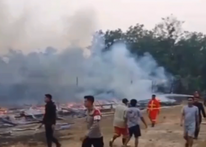 Kebakaran Hebat Hantam Kandang Ayam di Sungai Bertam, Kerugian Ditaksir Rp1 Miliar
