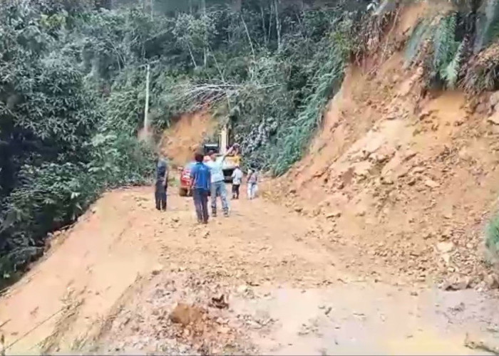 Material Longsor Berhasil Disingkirkan, Jalan Sudah Bisa Dilalui