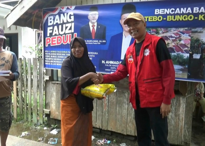 Owner Almabrur Nadia Insani, H. Ahmad Fauzi Idrus Turun Langsung Berikan Bantuan Untuk Korban Banjir di Tebo