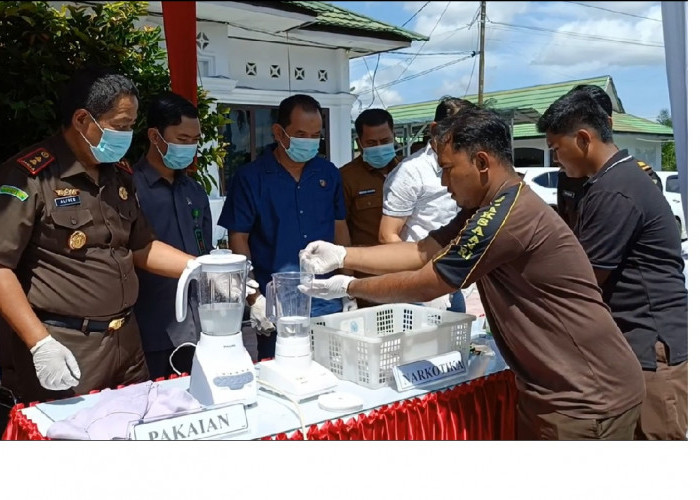 Kejari Sarolangun Musnahkan Barang Bukti Sabu Dengan Blender dan Bakar BB Perkara