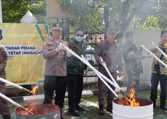 Kejari Bungo Musnahkan Barang Bukti Inkracht dari 71 Perkara, ada sajam hingga narkoba