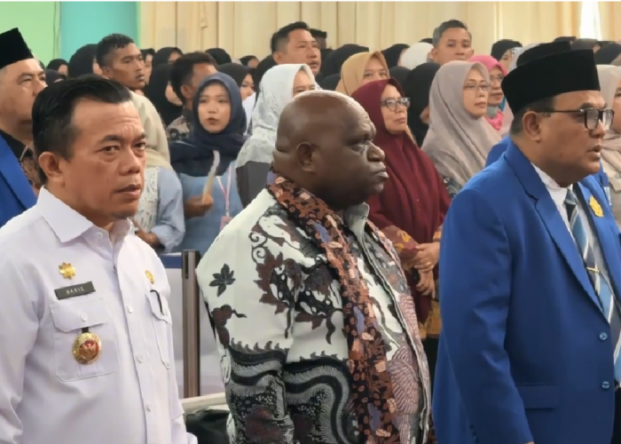 Menteri HAM dan Al Haris Serahkan KTP kepada Warga SAD dalam Kuliah Umum