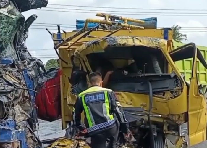 Adu Kambing Truk Canter vs Fuso di Tebo, Satu Tewas dan Lalu Lintas Macet Total