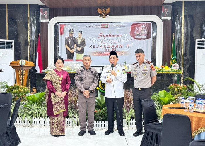 HUT Kejaksaan ke-81, Kapolres dan Bupati Muaro Jambi Bawa Kue dan Tumpeng ke Kejari