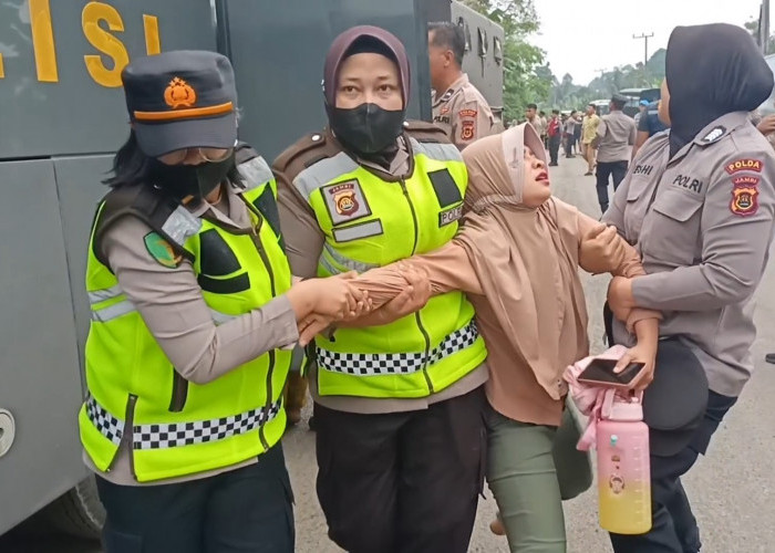 300 Polisi Bubarkan Paksa Warga yang Melakukan Aksi Pemblokiran Jalan Masuk ke PT. FPIL