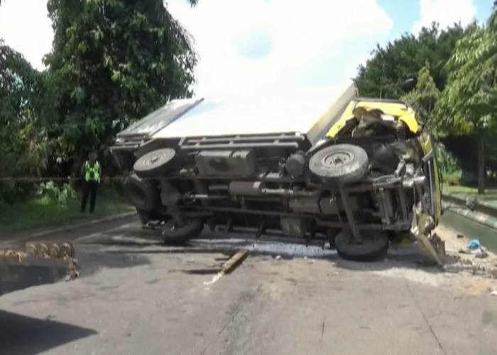 Hindari Kendaraan Lain, Truk Box J&T Terguling Usai Tabrak Median Jalan di Muara Bulian