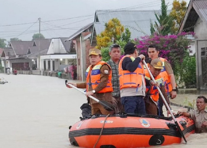 Gubernur Jambi Al Haris Turun ke Lokasi Banjir Kerinci dan Sungai Penuh, Cek Jembatan dan Dapur Umum