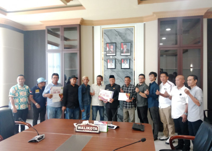 Wali Kota Maulana Menyerahkan Hadiah Pertandingan Domino Piala Walikota dalam Rangka HUT RI 80
