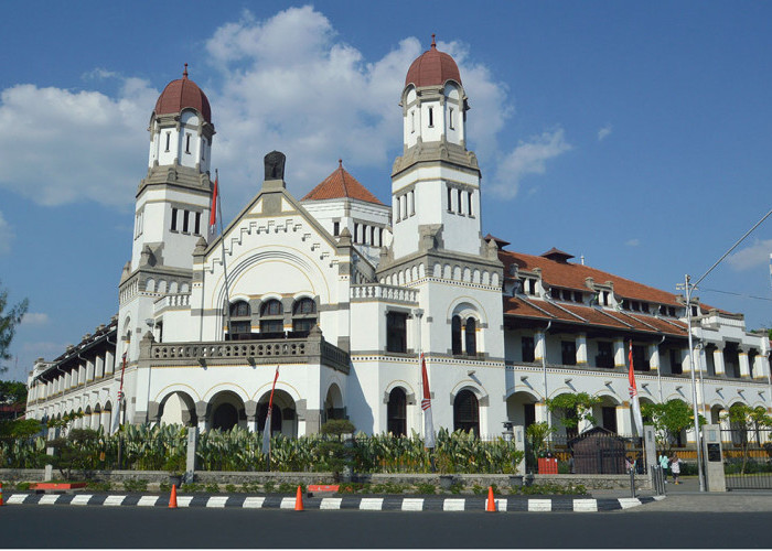 Wisata Lawang Sewu dan Cerita Mistis yang Menghantuinya