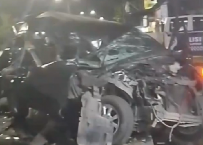 Sebuah Mobil Xenia Ringsek Usai Ditabrak Truk Batubara di Batang Hari