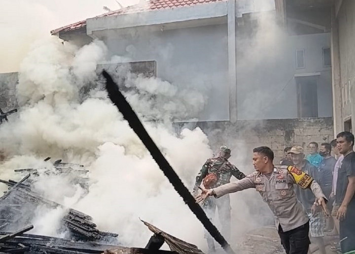 Gudang Penyimpanan Material dan Barang Plastik Terbakar di Purwosari