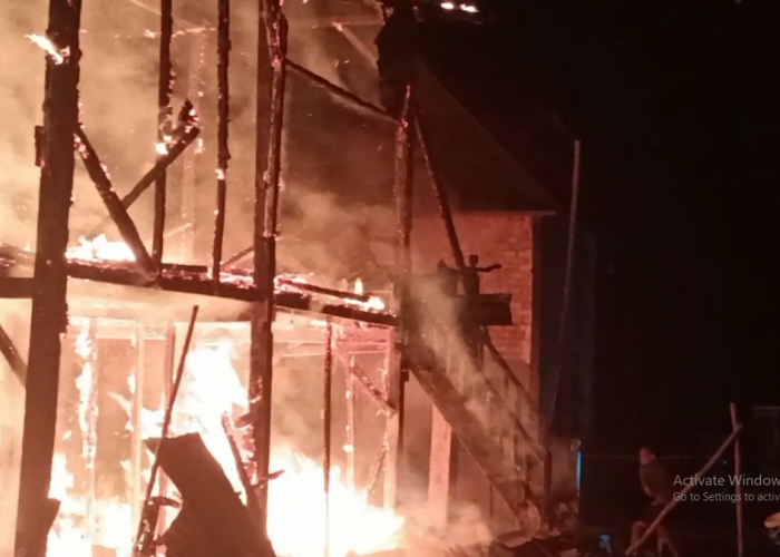 Api Lahap Rumah Warga di Sarolangun, Petugas Damkar Kesulitan Padamkan Api